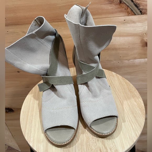 Diba True Open-Toe Bootie in Grey Suede Size 8 - Picture 9 of 16